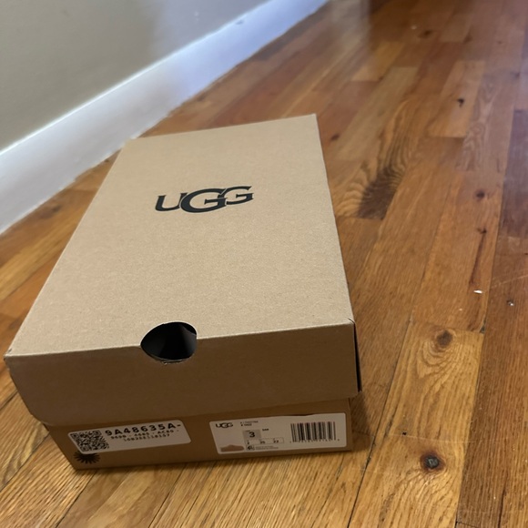 Ugg Sand Tazz. Kids size 3.  Platform style. - Picture 2 of 5